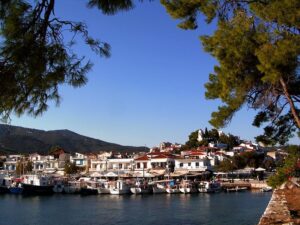 800px Skiathos harbor